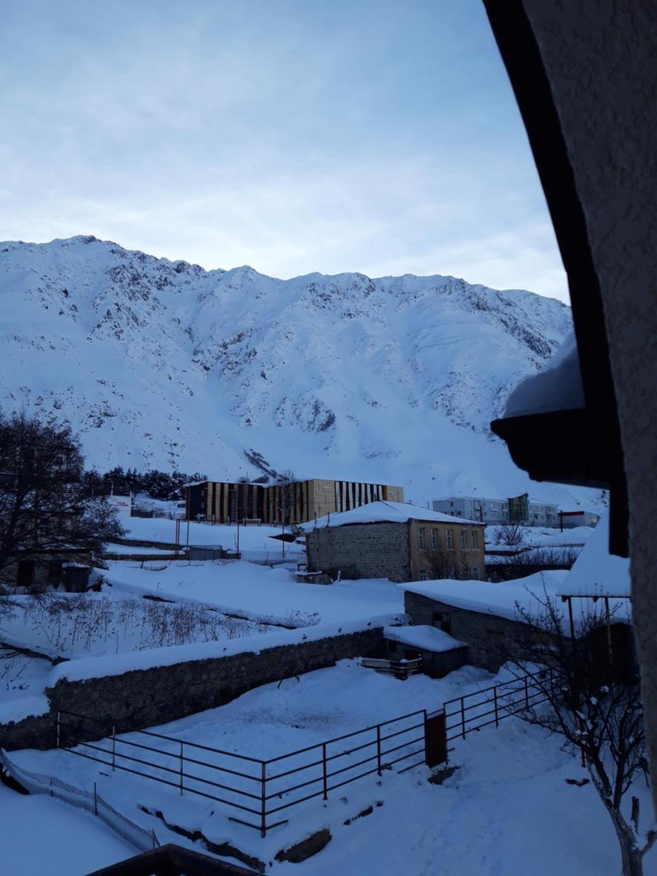 Hotel Iveria Kazbegi Bagian luar foto