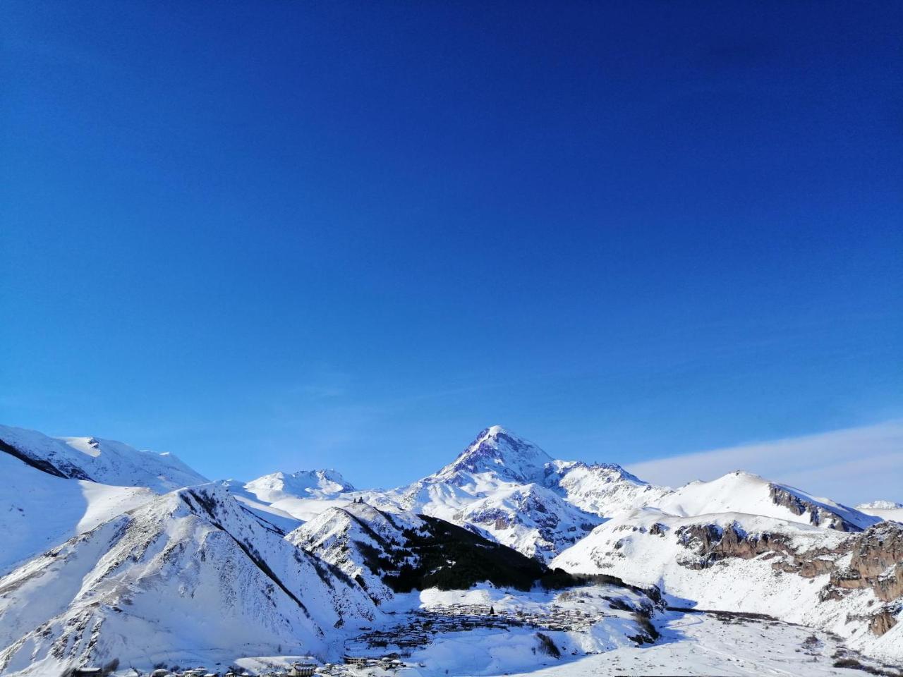 Hotel Iveria Kazbegi Bagian luar foto